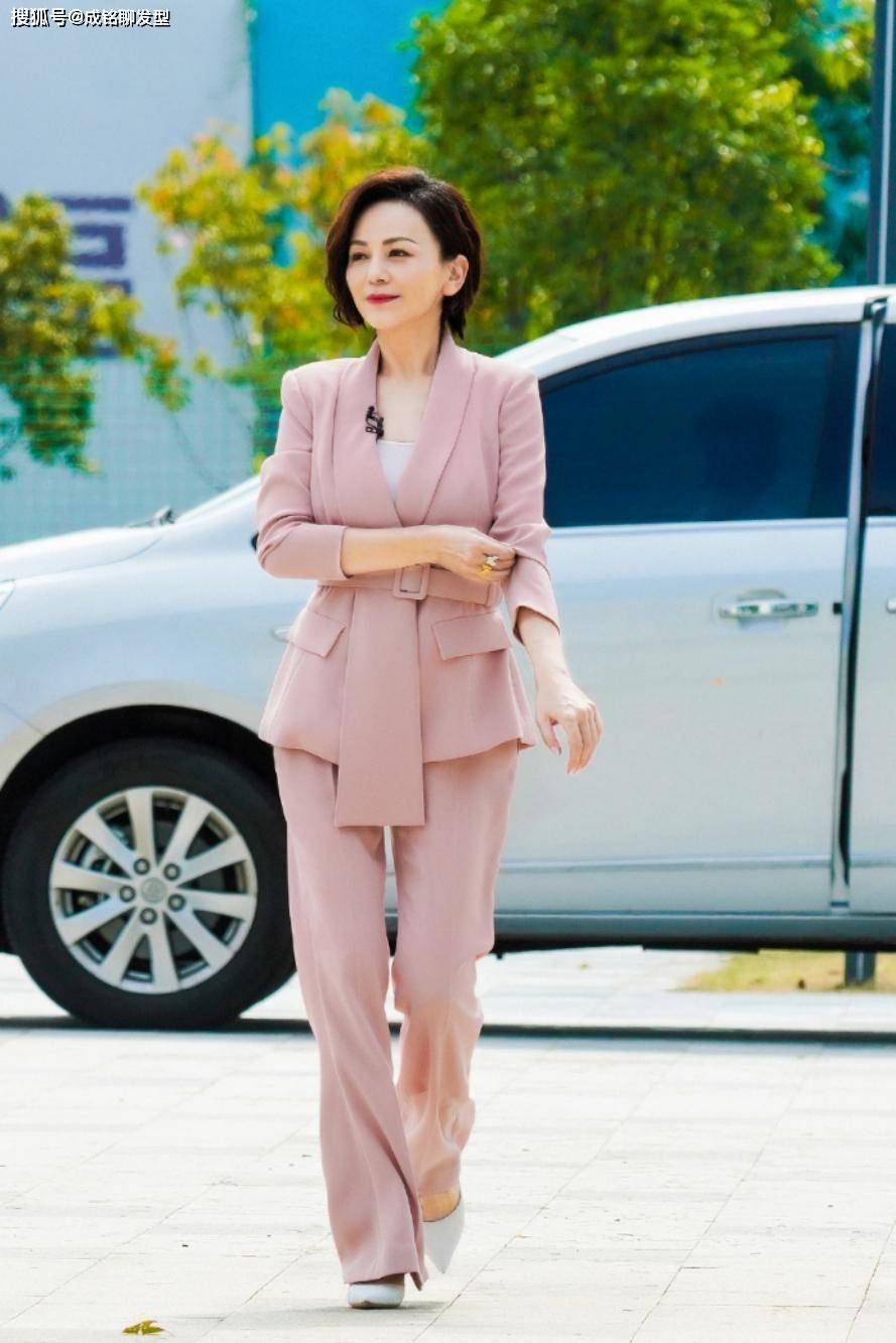 原创"雪姨"王琳保养得真好,干练短发优雅穿搭超减龄,50岁风韵不减