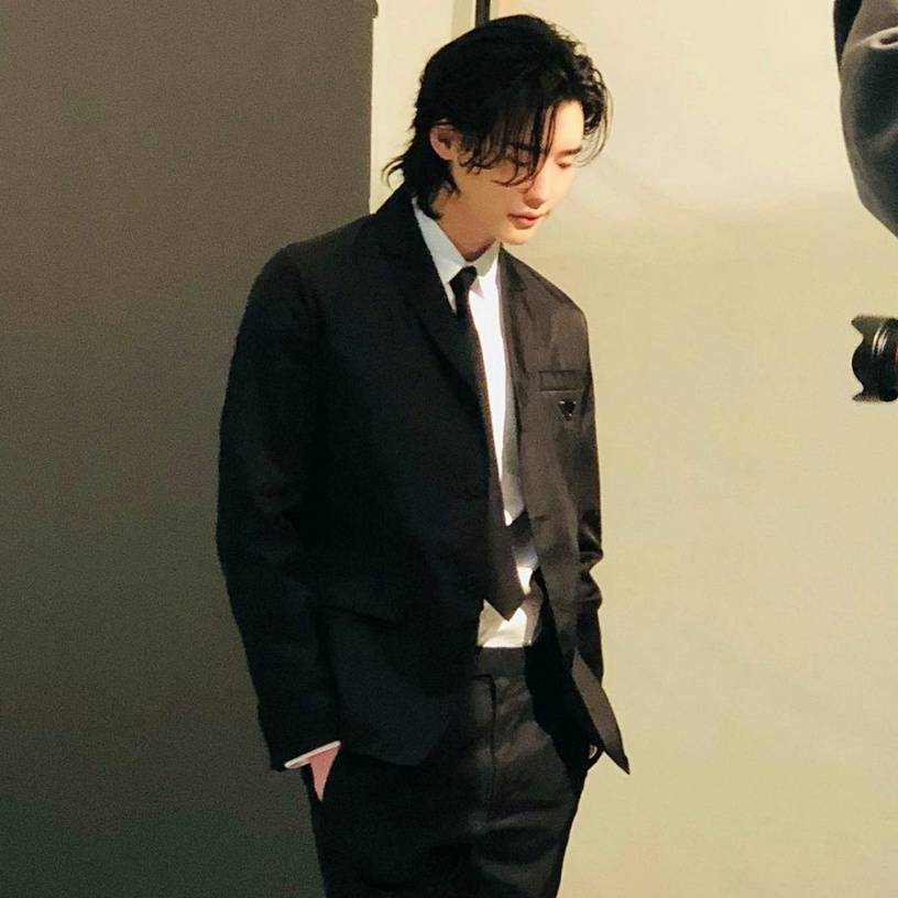 微卷长发是男神 韩剧男神长发 短发对比 李钟硕 李栋旭撩 玄彬长发颓废美 图片