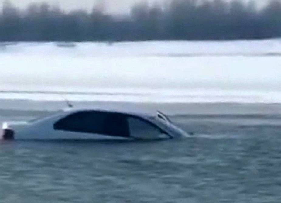 太危险 汽车驶上冻结江面后落水 车辆