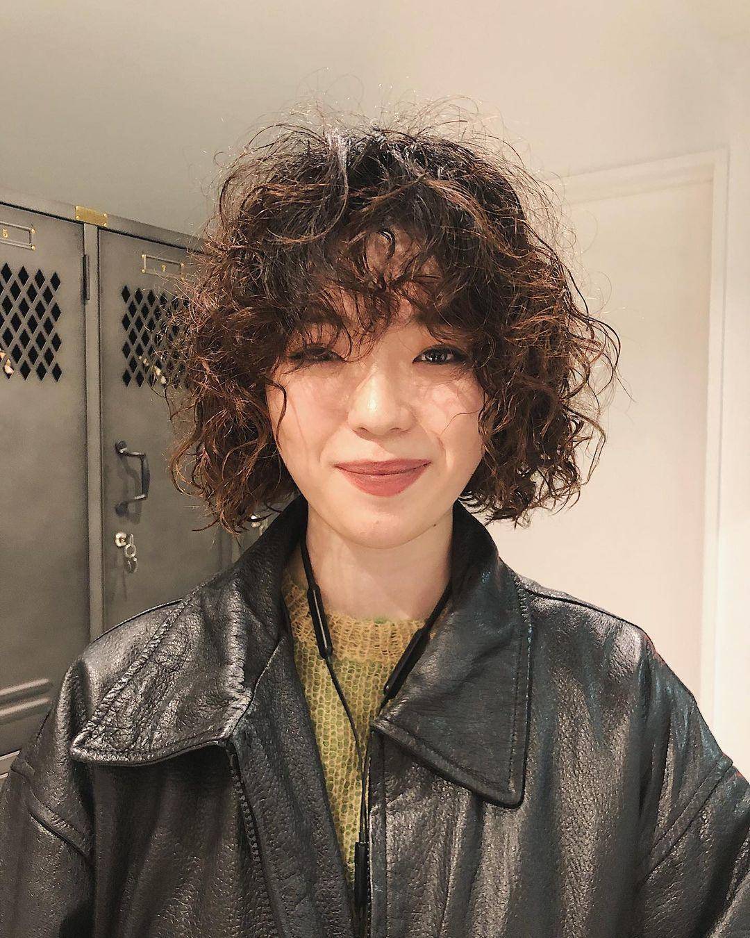 睡醒就自带随性感短发显嫩又活泼的蜜桃卷烫起来