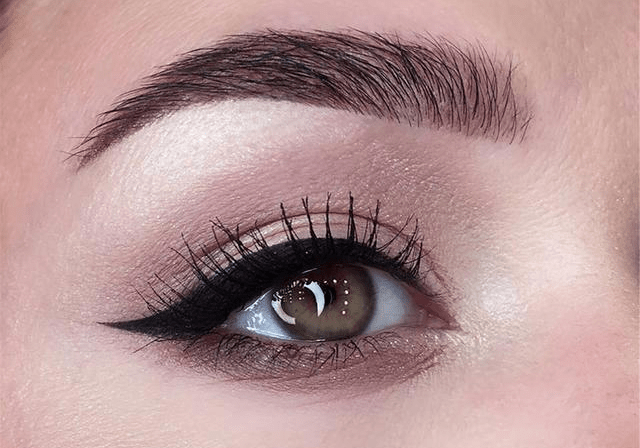 同时还可以通过画眼线的技巧,修整改变眼睛的形状