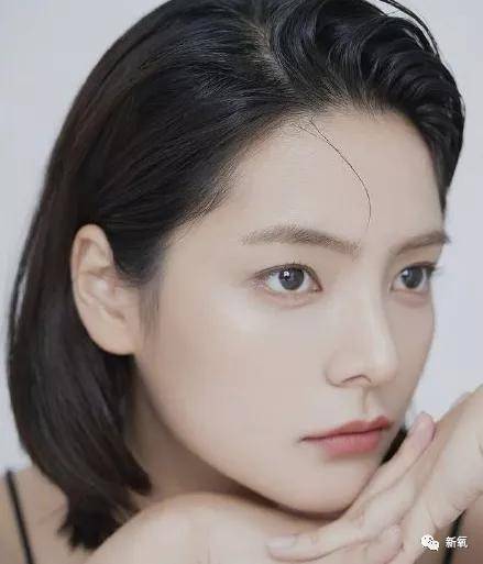 她的鼻山根很高,不适合大家效仿.