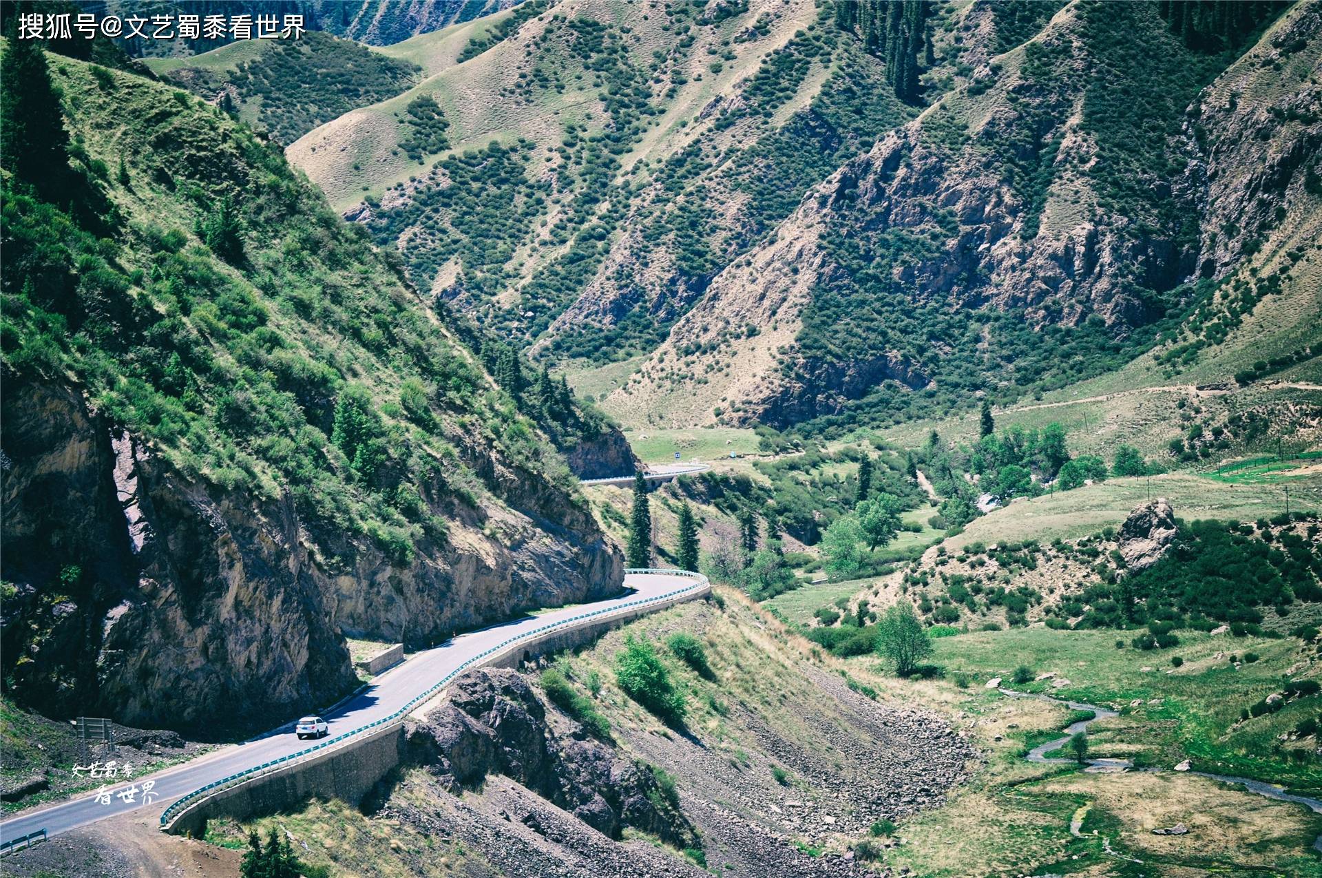新疆最美的风光都在独库公路上，它是一条让人自驾上瘾的公路