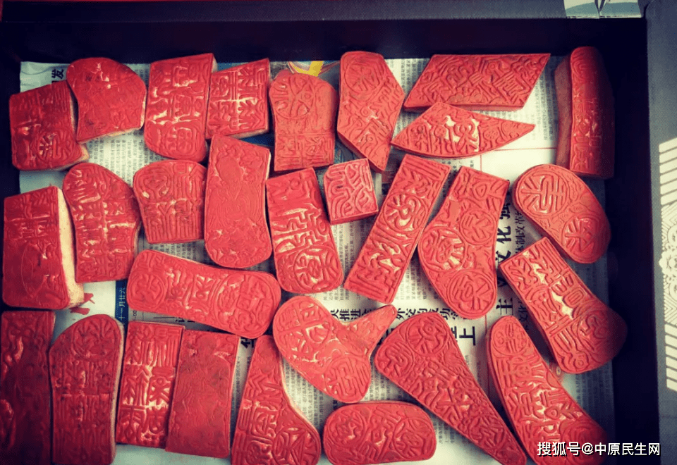 方城李云杰身残志坚手工雕刻祝福印章条幅传承汉文化