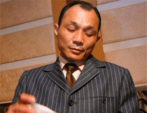 他是中国赌王,赢遍亚洲各大赌场,最后因出老千,身高矮了一截_姚建云