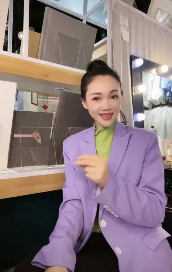 原创安徽台一姐周群近照好美47岁扎马尾嫩过18少女却暴露高发际线