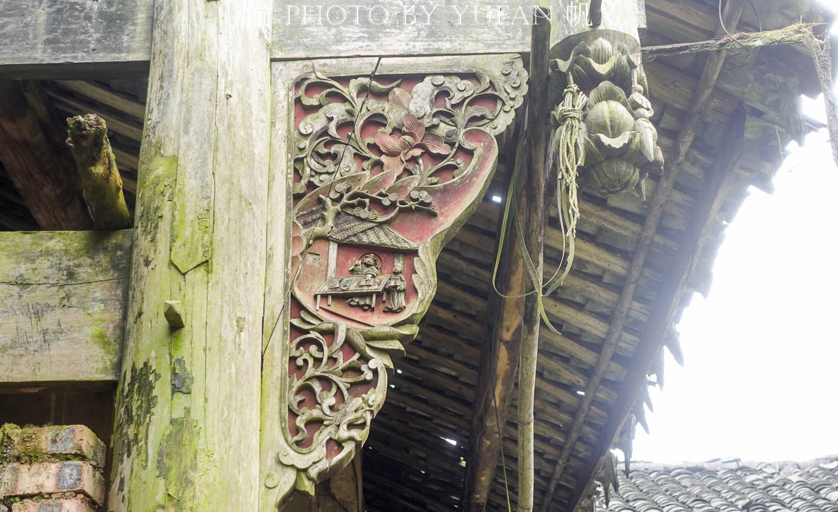 重庆潼南发现的百年老屋，雕梁画栋却成断垣残壁，可有文物价值？