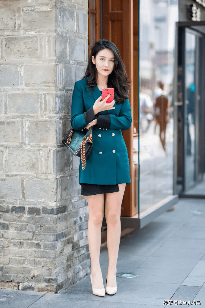 街拍女神穿上高跟鞋瞬间让自己变得气质迷人
