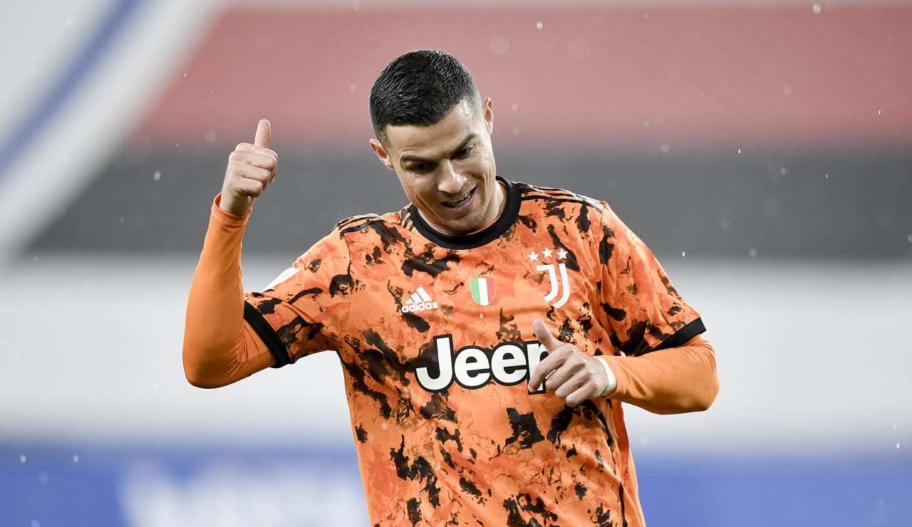 高清图c罗竖大拇指点赞小基耶萨展臂庆祝