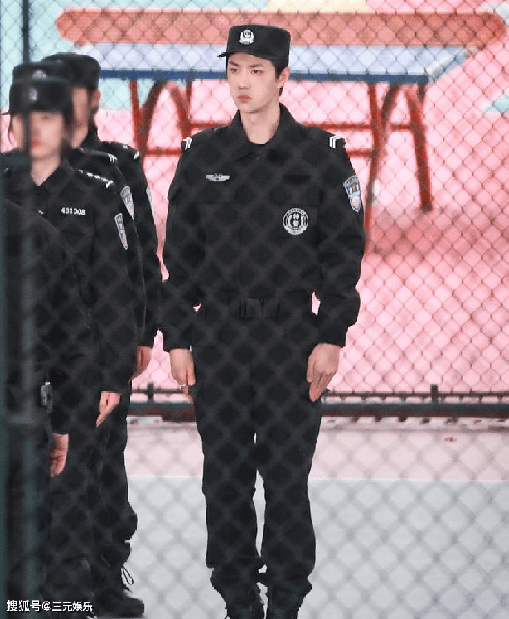 王一博造型翻车,录制《天天向上》站错位置,被指神似黄渤