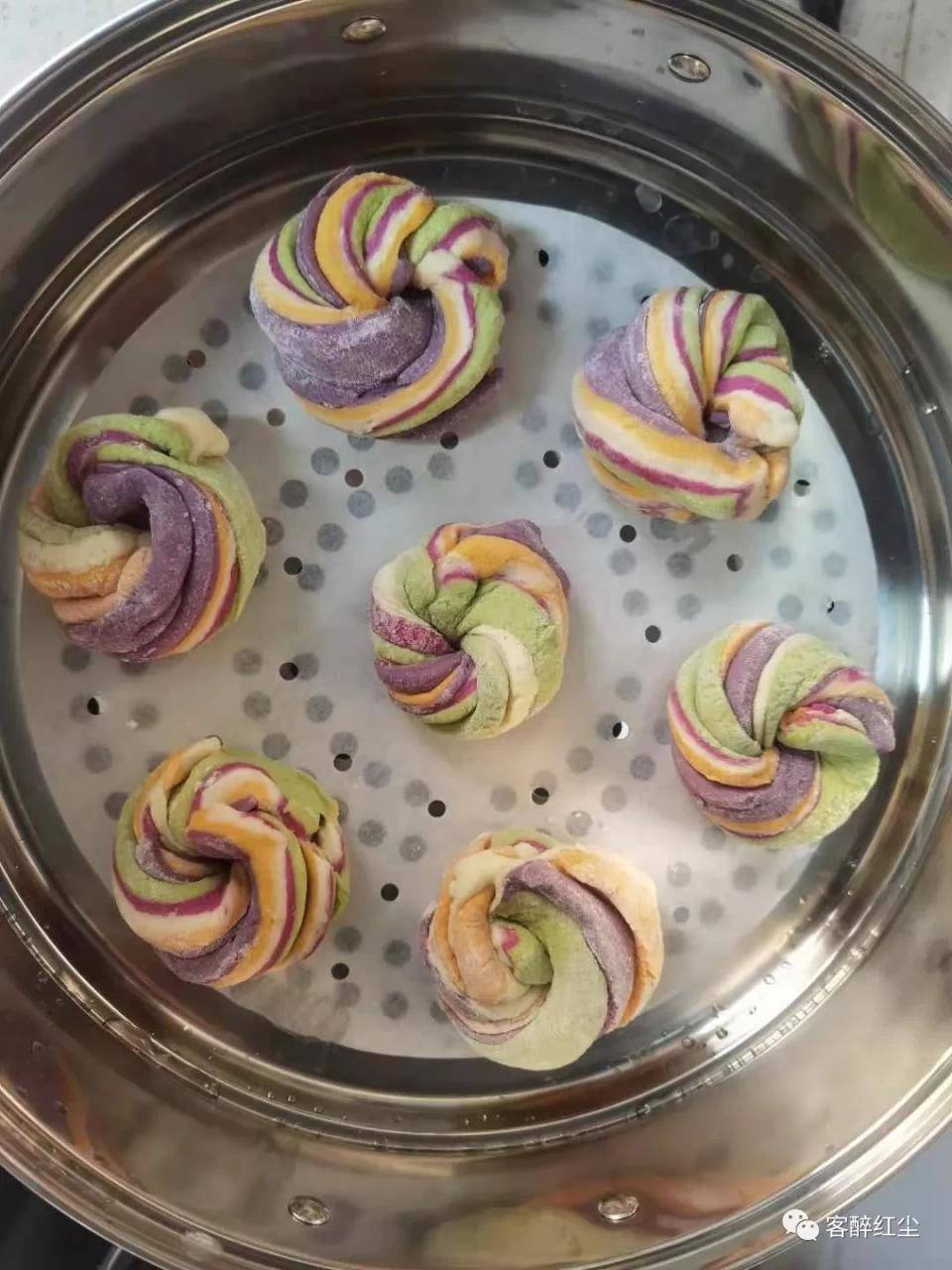 用五彩花卷儿的边角料做了一屉彩虹风车卷儿