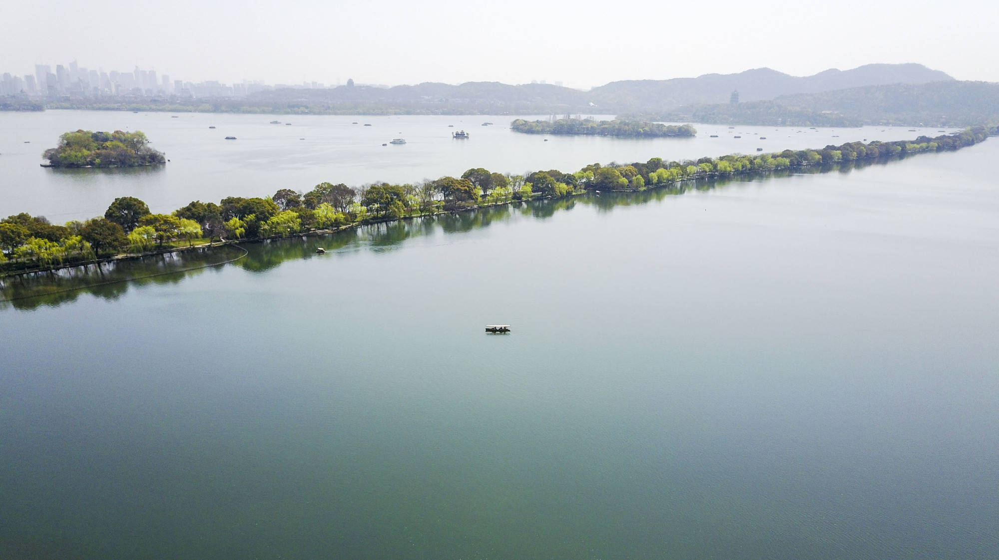 航拍杭州西湖水天一色美极了,春节周边游就选西湖,还不用门票