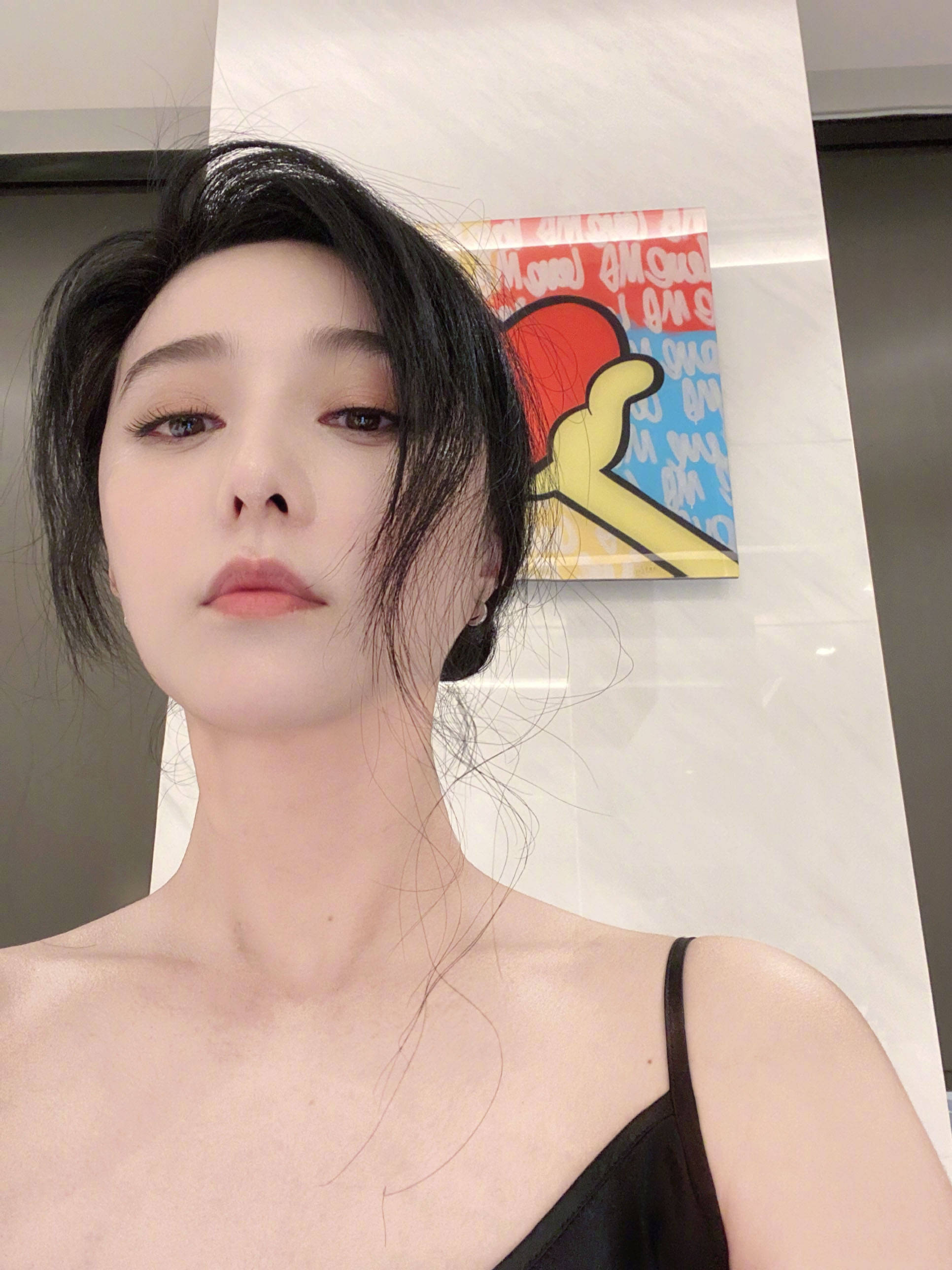 原创范冰冰回家晒怼脸自拍长发和盘头照对比发量惊人她说臭美一会儿