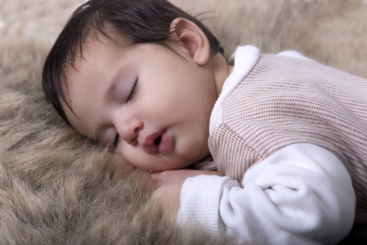 嬰兒喂奶過度，身體易有這些反應，睡眠狀態能幫寶媽判斷是否吃飽