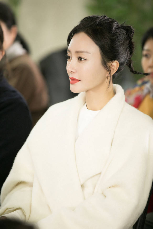 雪中有佳人!秦岚软糯纯白穿搭故宫赏雪 蝎尾辫俏皮更显可爱