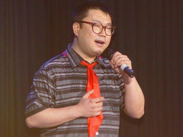 51岁尹相杰结婚曾谈父女恋被甩2度吸毒入狱毁事业今幸福抱得美人归