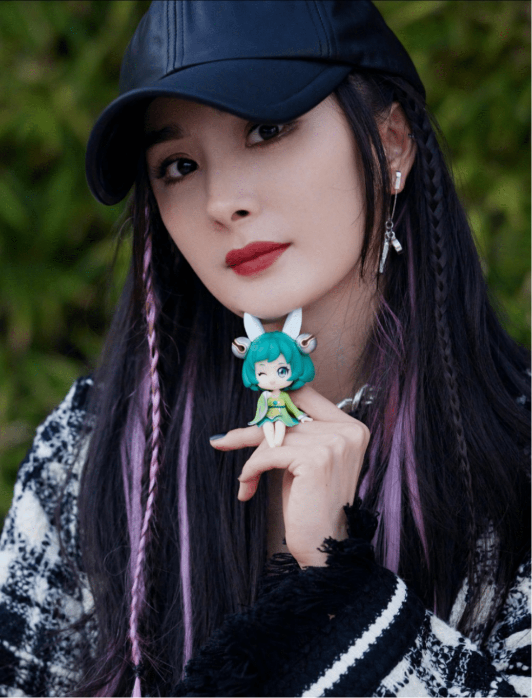 原创杨幂的紫色挂耳发型太酷了!穿格纹毛衣搭长靴,整套造型时髦酷飒