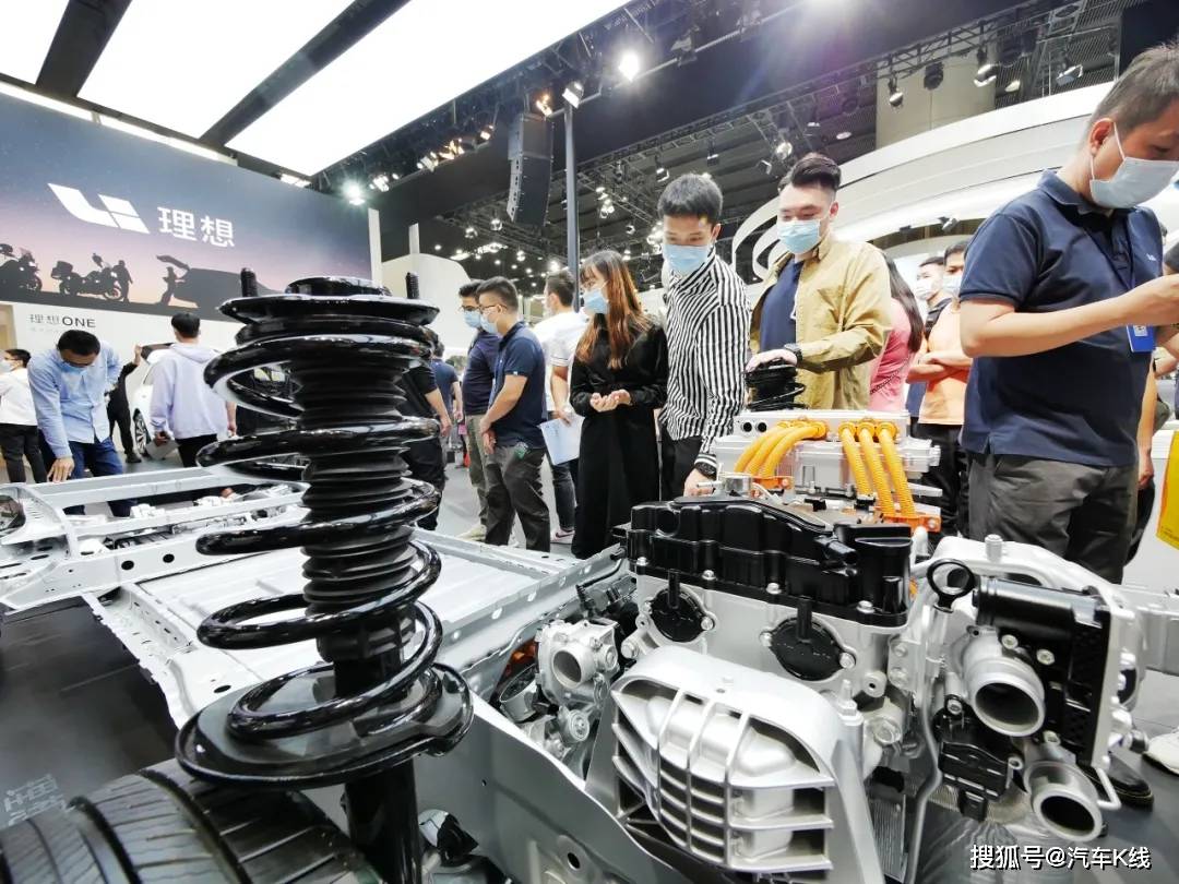 汽车产业对gdp的贡献_三大产业占gdp比重图(2)