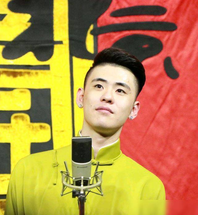 原创夸夸群群主苗霖对张云雷赞不绝口溢出屏幕的喜欢