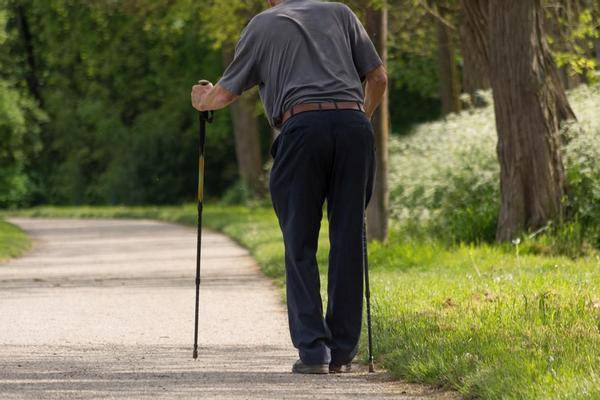 肌肉组织,就会让正常行走能力受到阻碍,出现跛足,走路不利索的现象