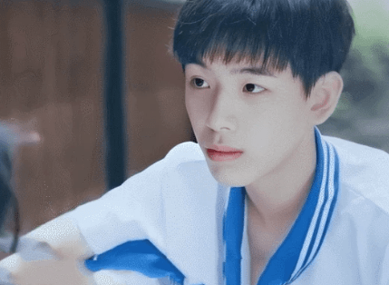 穿上校服后,化身偶像剧男主角!