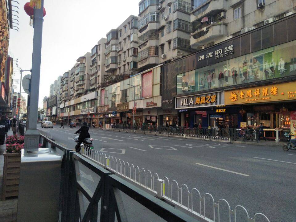 广州某条街道档口大门紧闭，曾经热闹的步行街，如今变得冷冷清清