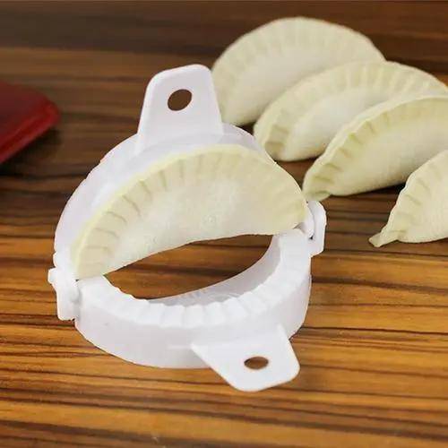 我们还将选取五个水饺,分别包入棉花糖,花生米,大红枣;吃到特殊