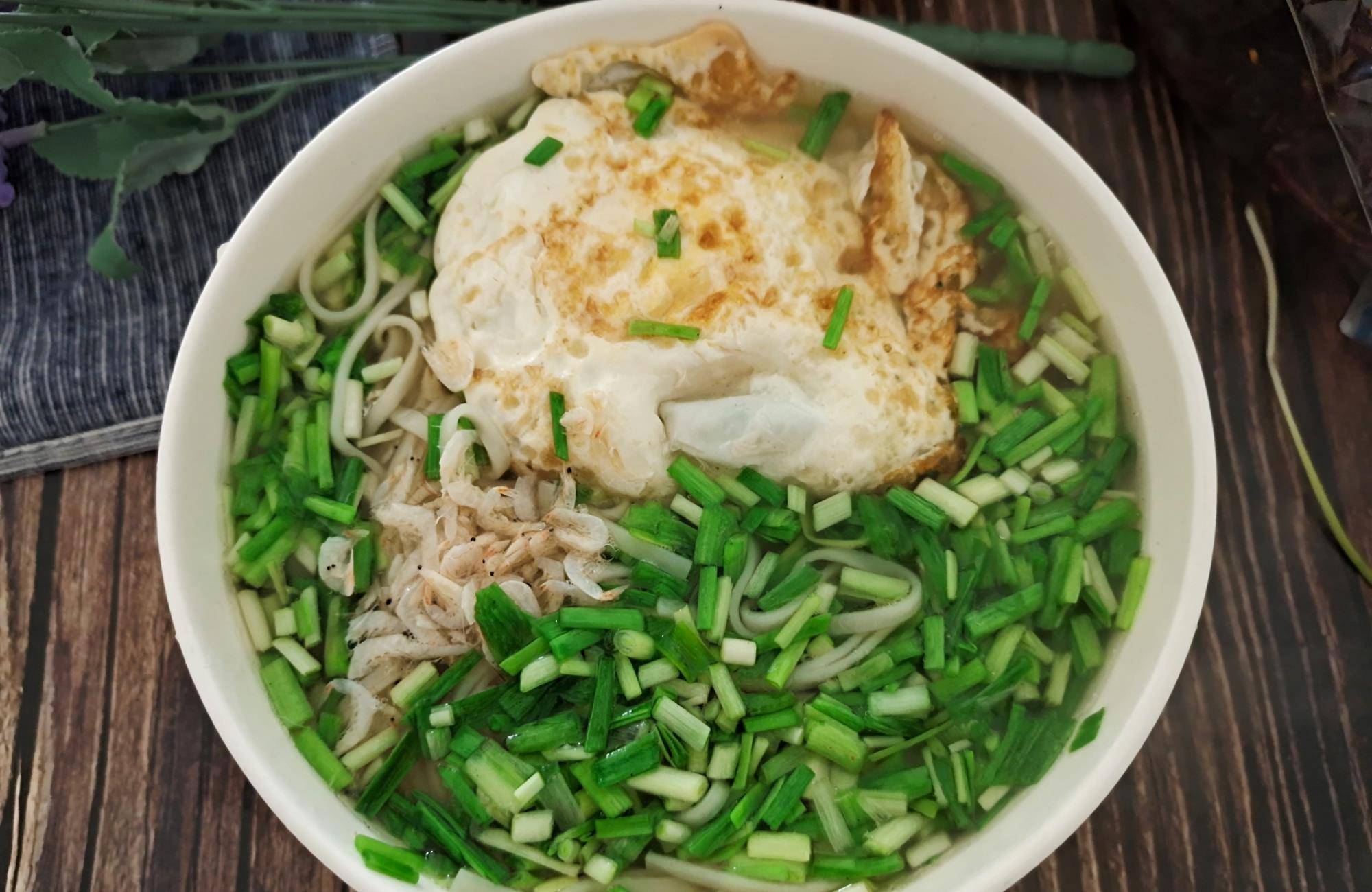 煮挂面的时候放点蒜苗进去没想到这么好吃早餐吃一大碗