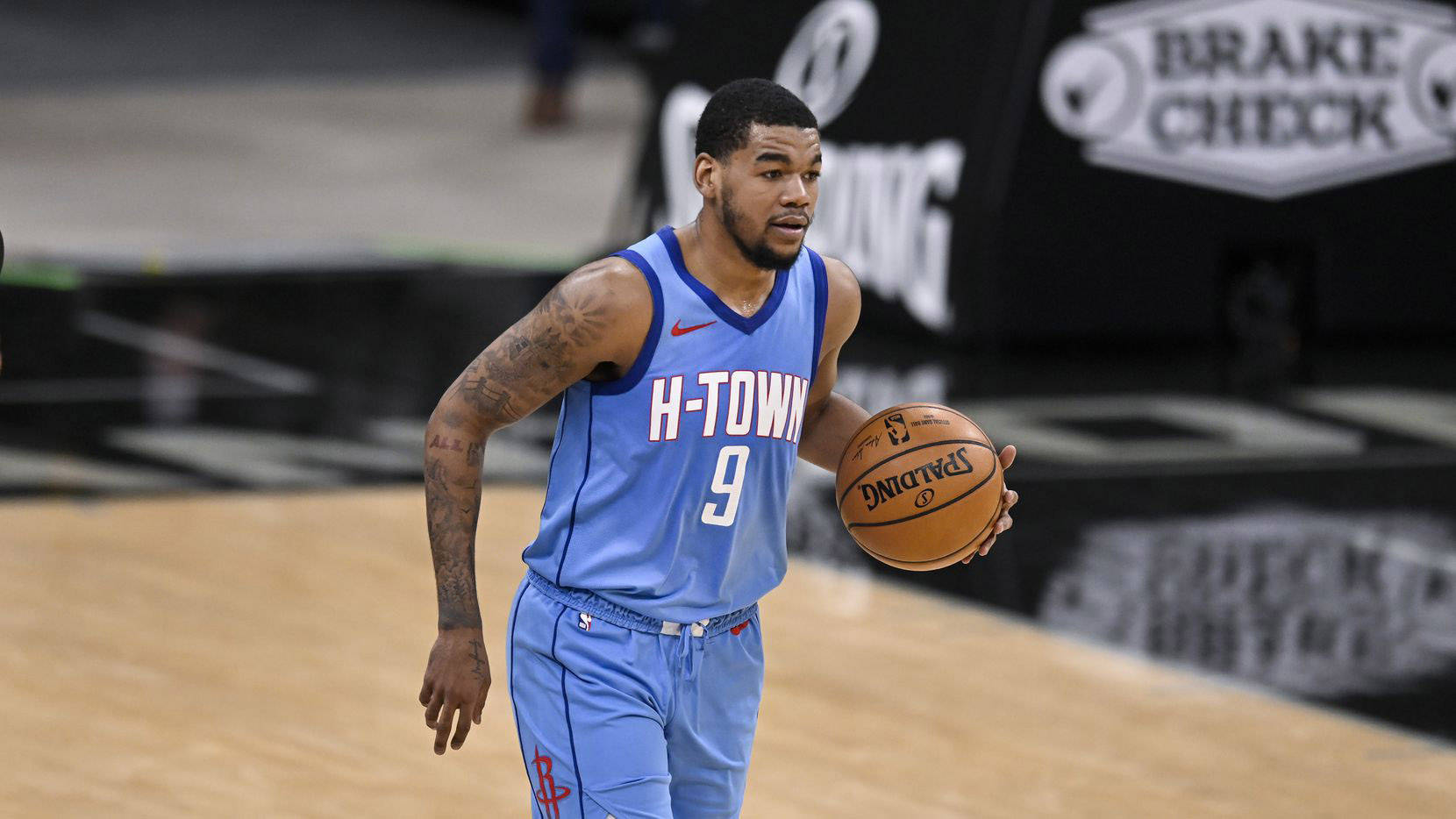 火箭新秀后卫梅森-琼斯表示,火箭主教练对他在本赛季的成长速度感到