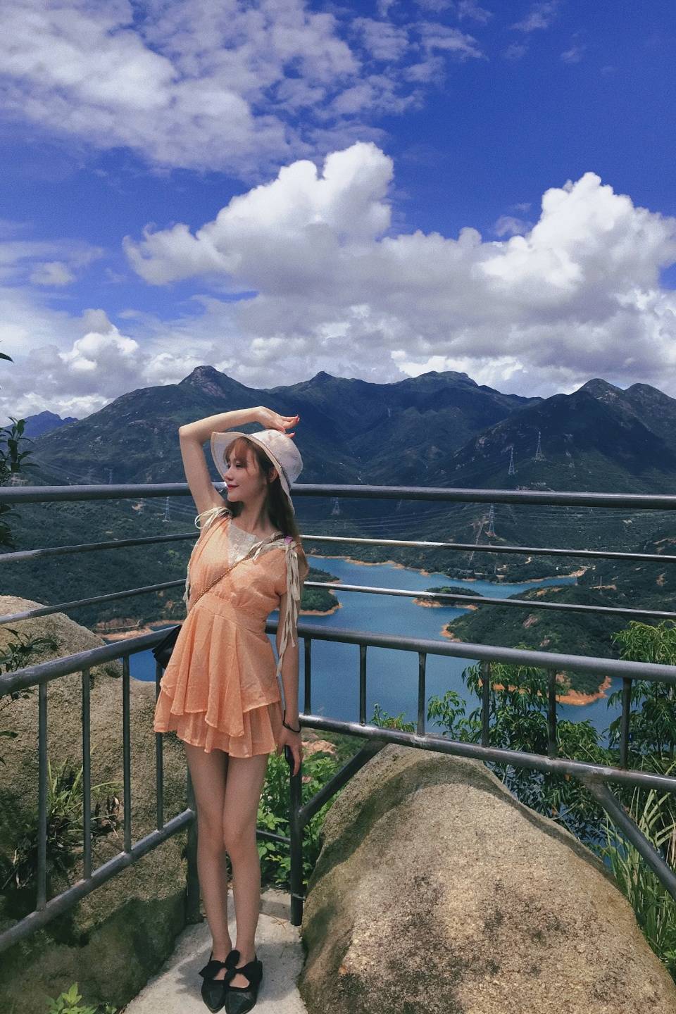 邓恩欣携友人游玩晒自拍,心情大好