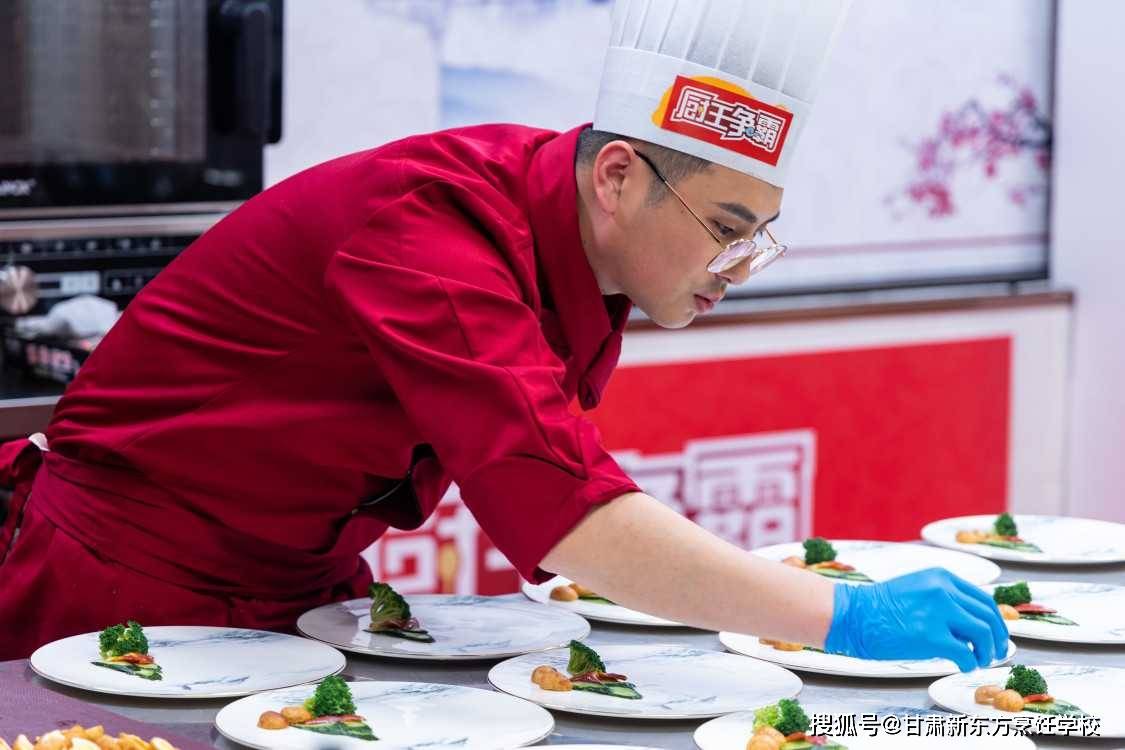 新东方名师王强出战厨王争霸,明星讲师变主厨,看他如