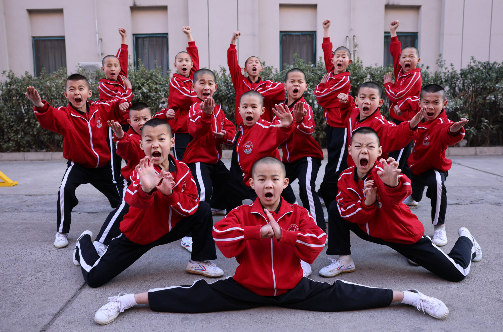 每次排练他头顶上都要站一个小孩进行功夫展示