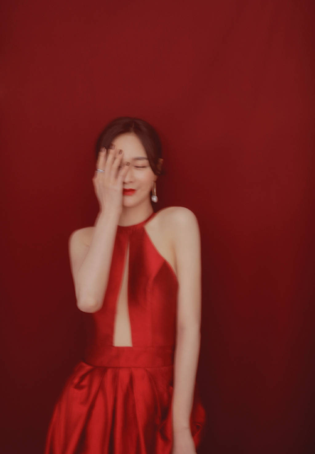沈梦辰湖南卫视跨年晚会造型，高挑身材撑起古红色拼接抹胸长裙
