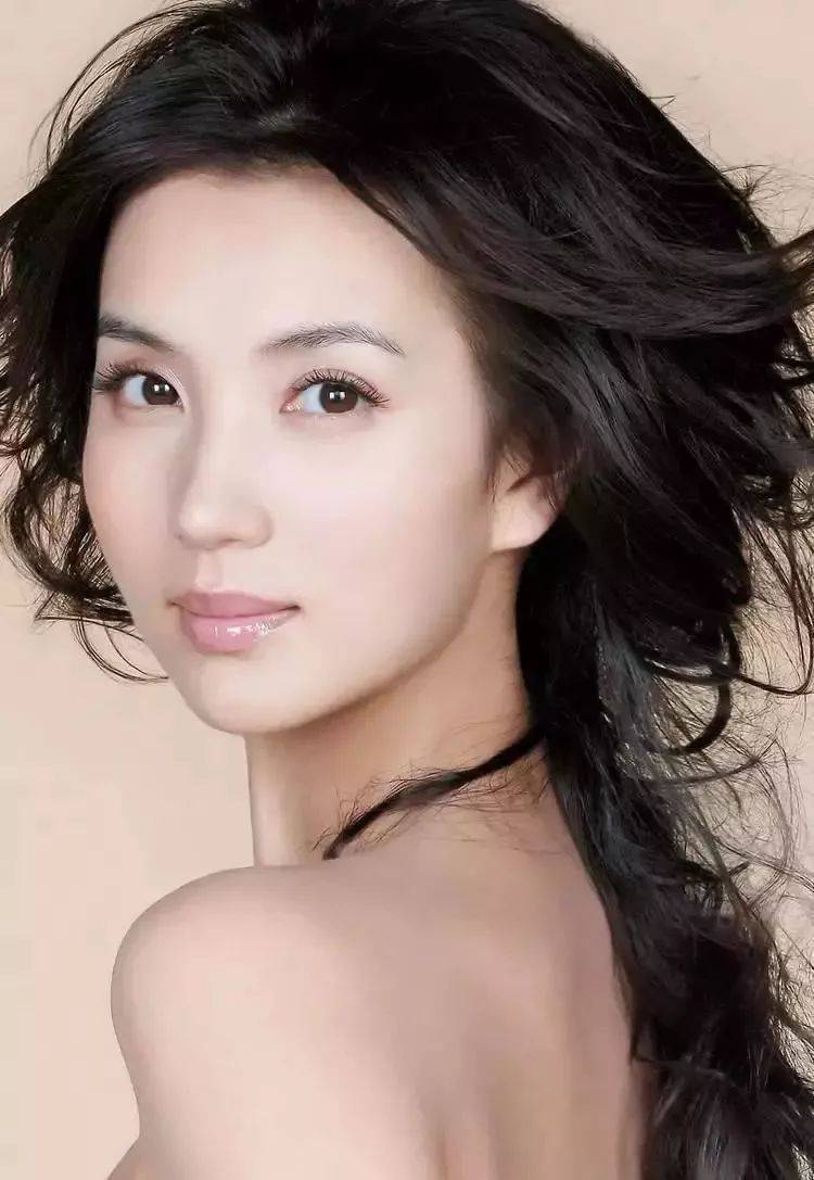 曾被称"万人迷",出道20多年零绯闻,如今嫁豪门,40岁风情万种_陈好