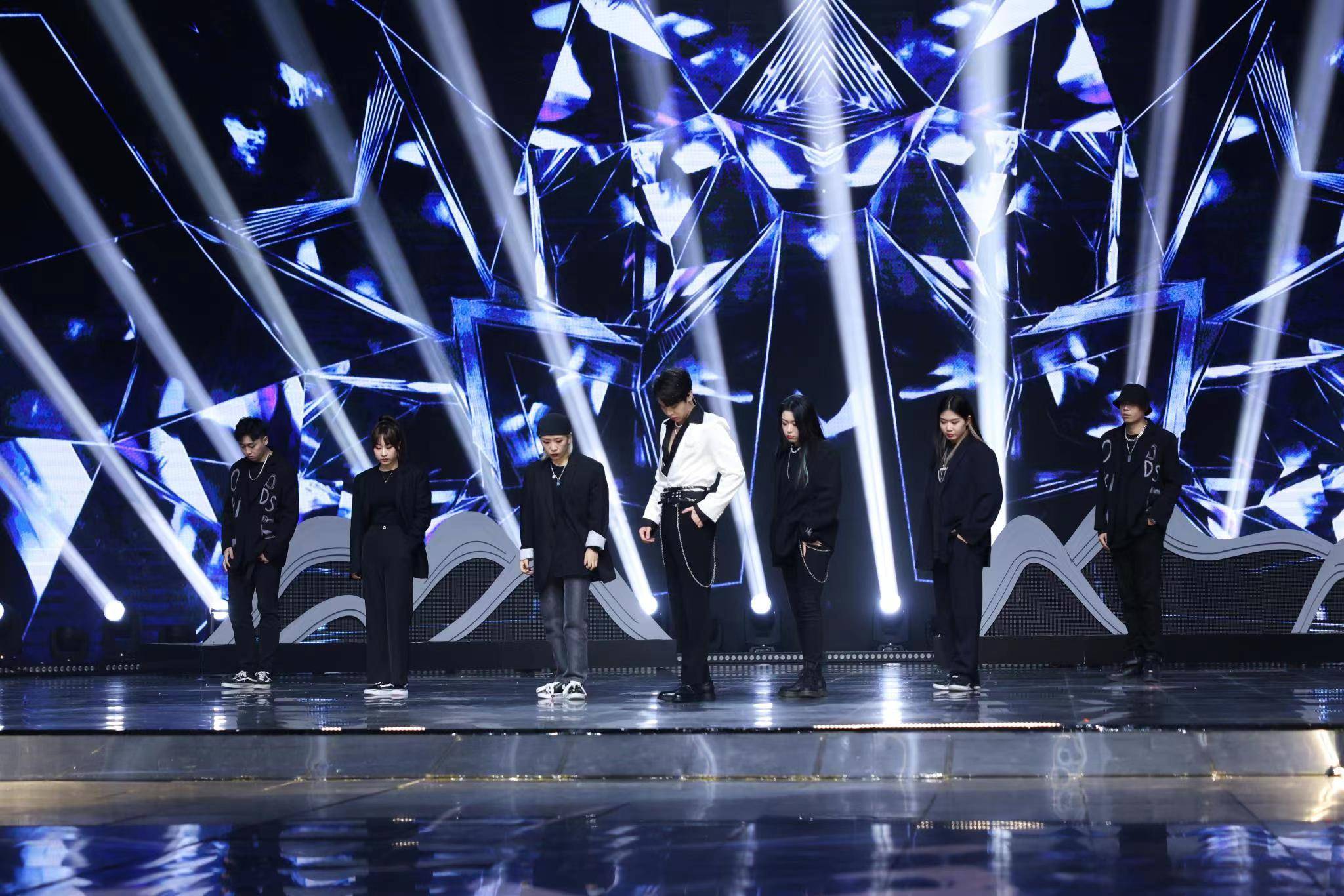 唱跳俱佳,颜值在线"春晚新秀"梁辉亮相吉视春晚