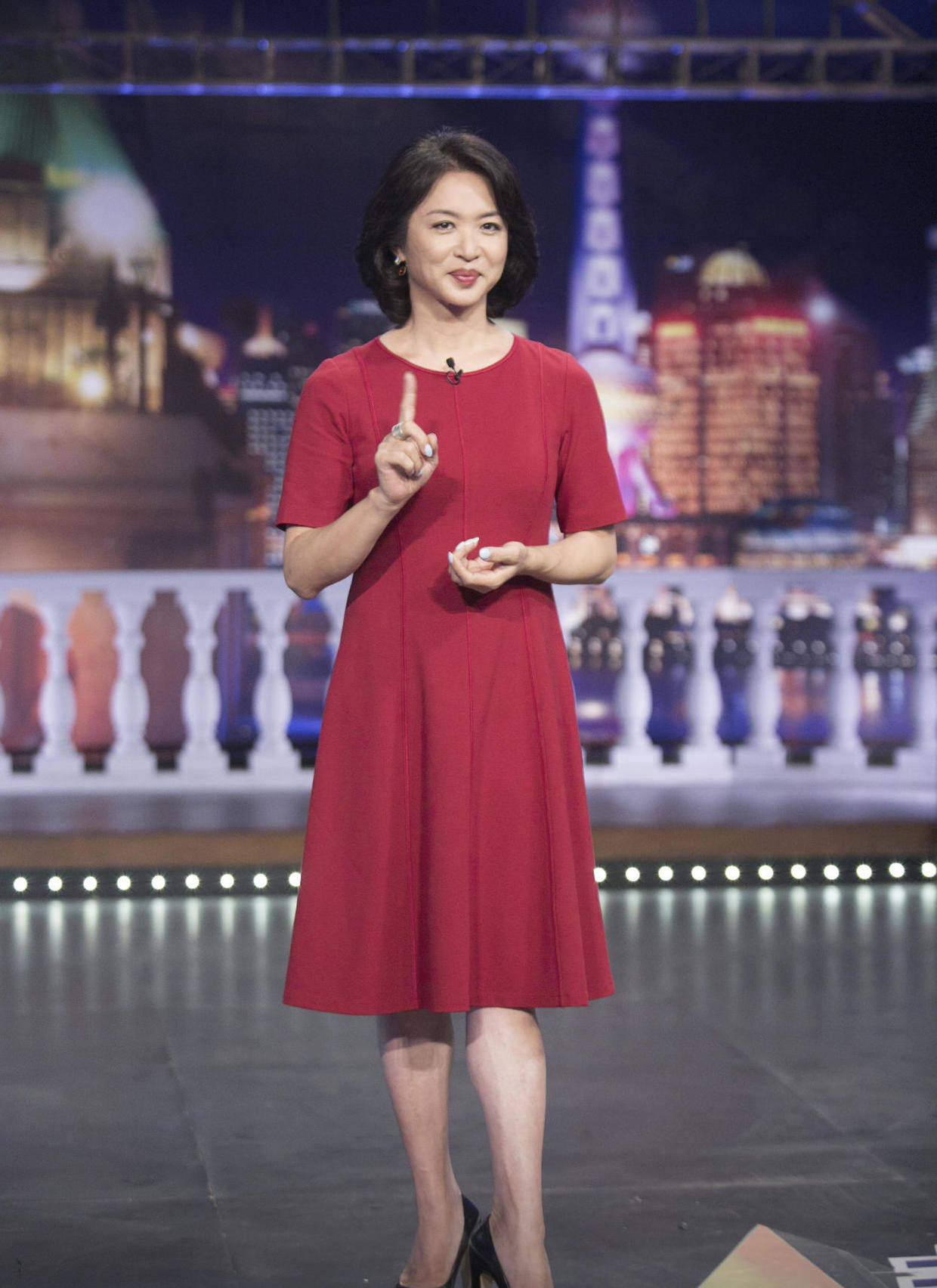 原创金星气质真绝了穿红色连衣裙亮相减龄时髦漂亮大气