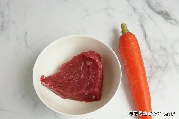 第二步:把牛肉洗淨切絲,加入鹽和料酒抓勻,再加入蠔油和生粉抓勻,最後