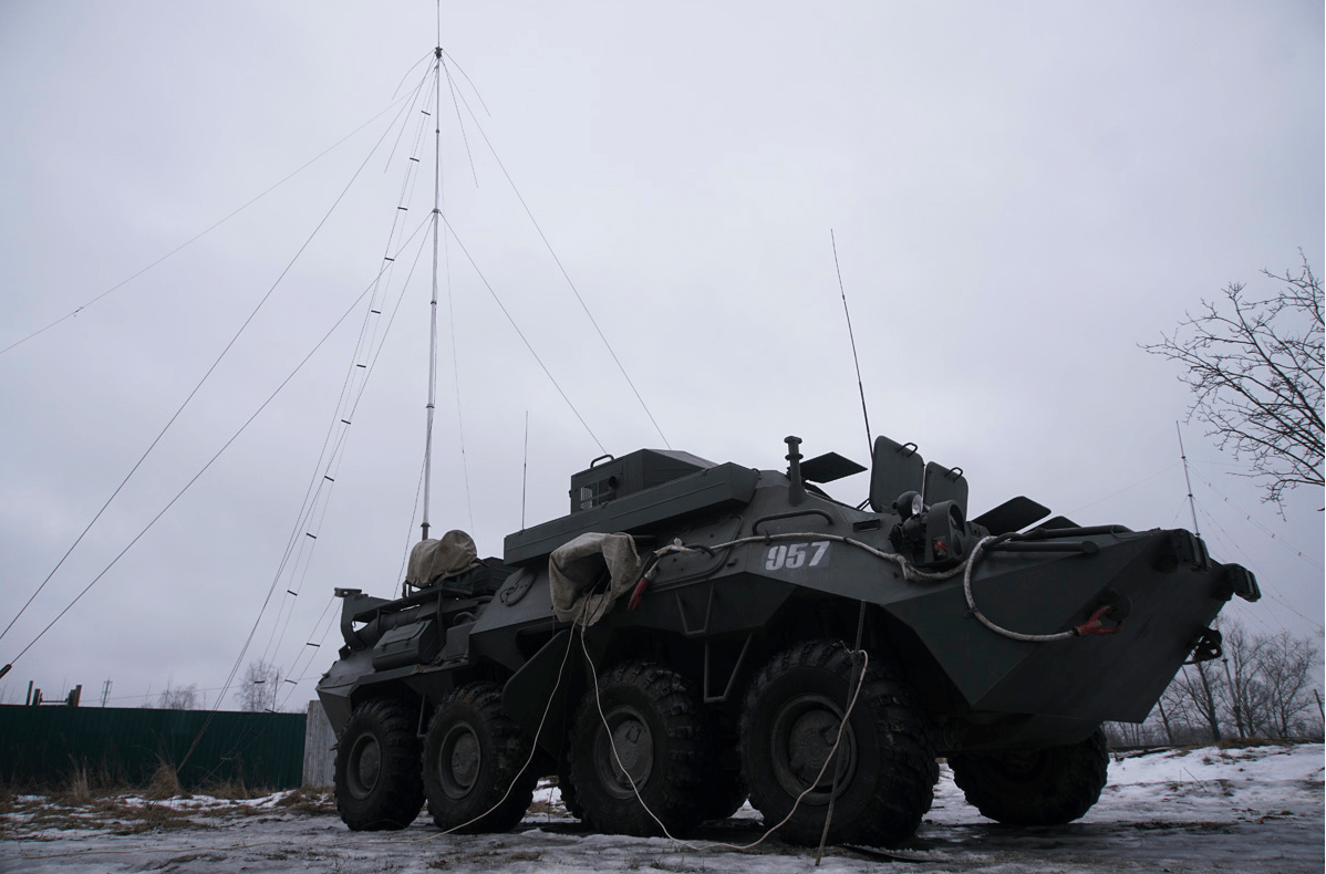 俄军冬季举行通信部队军人职业技能竞赛新款通信装甲车亮相