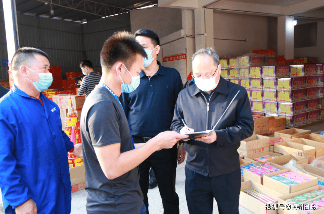 在市客运公司和兴宁火车站,余其豹现场查看了车站体温监测点,安检出