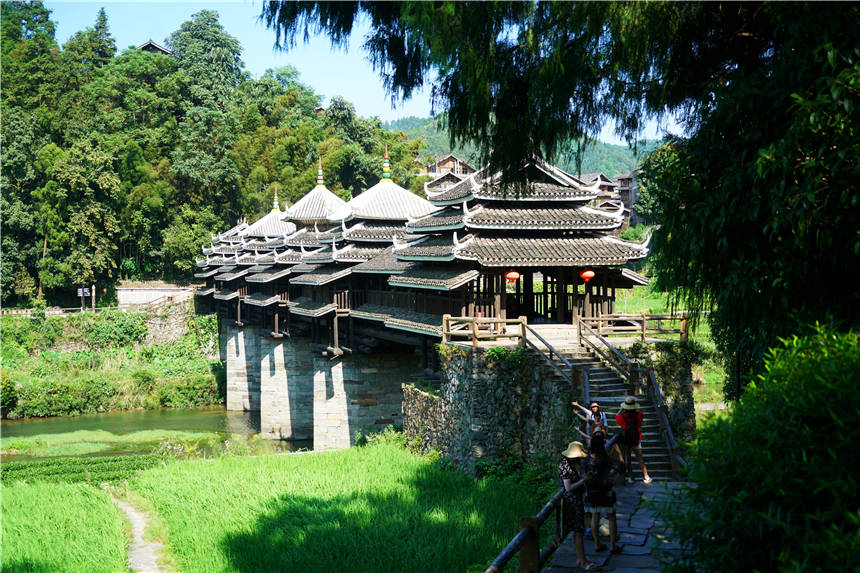 这个侗寨一脚跨三省，一年要过100个节日，古老的风雨桥世界闻名