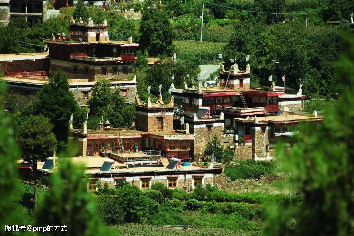 古碉·藏寨·美人谷，蓝天·白云·大渡河（甲居藏寨）