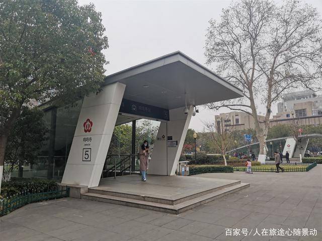 南京一袖珍公园，交通便利，两条地铁线的出入口就建在公园内部