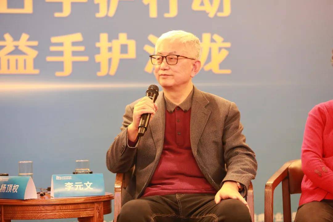 行动中,除了向环卫工人捐赠,中国整形美容协会中医美容分会会长杨顶权