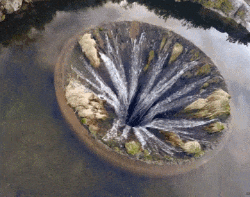 曾经火爆一时的葡萄牙湖面上神秘的“地球破洞”是怎么回事？