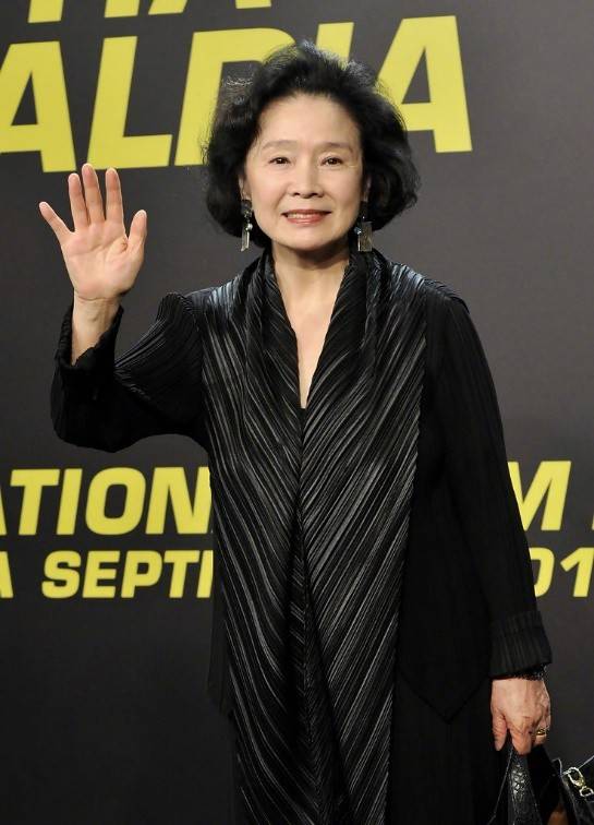 韩国77岁女演员被遗弃国外,因患阿兹海默症,丈夫女儿选择逃避_尹静