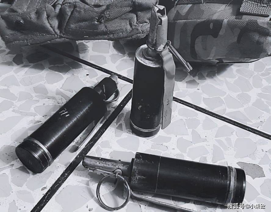 武器匠将vog-17榴弹的底火和前部引信拆除,插入自制的手雷引信,与普通