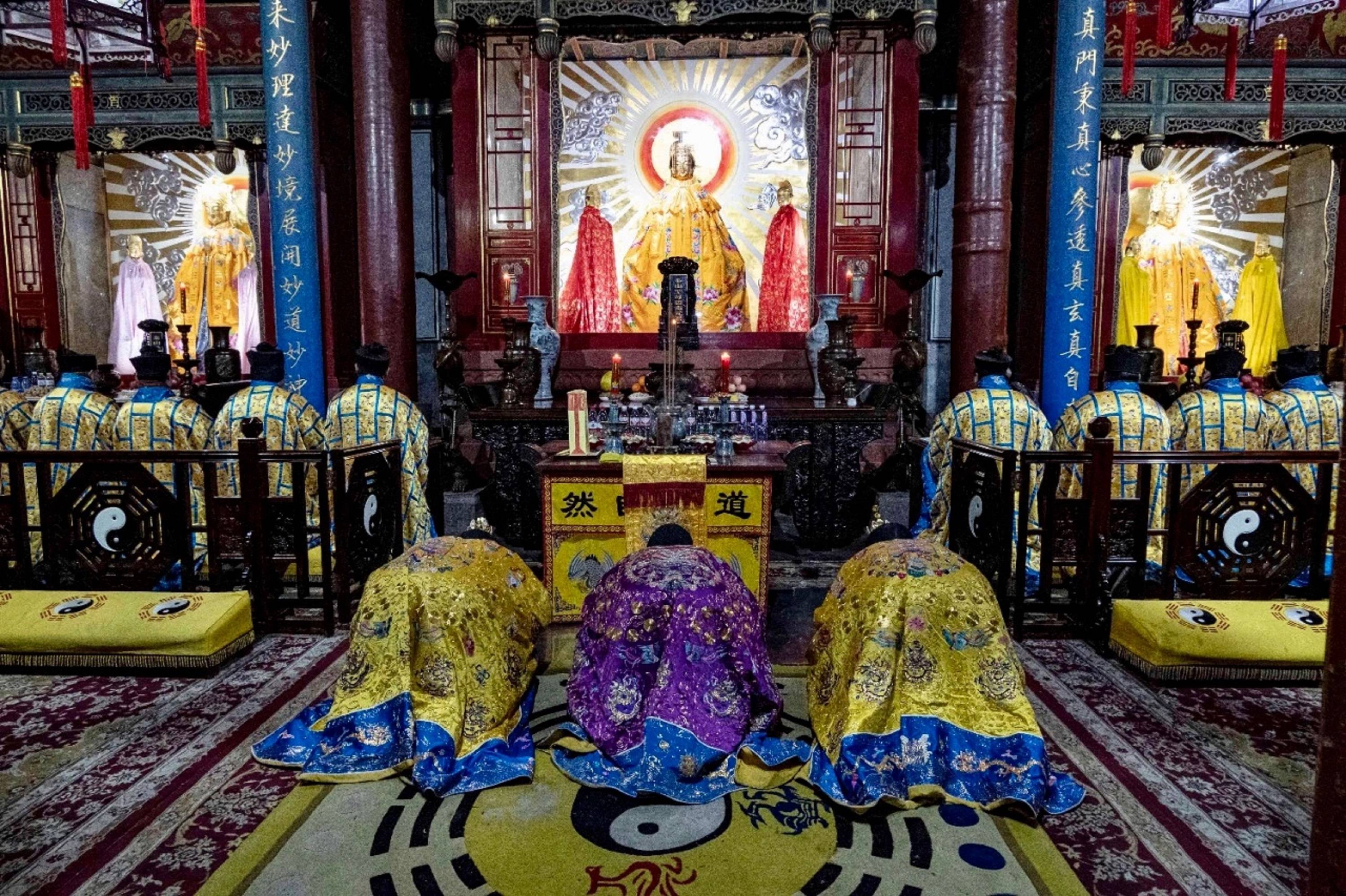 泰山碧霞祠张诚达道长如法依科诵经为国家和十方善信祈福