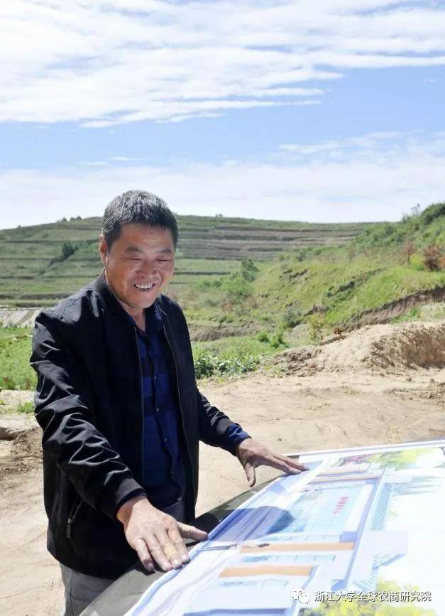 郭利平创业为民铺富路增收脱贫志先行