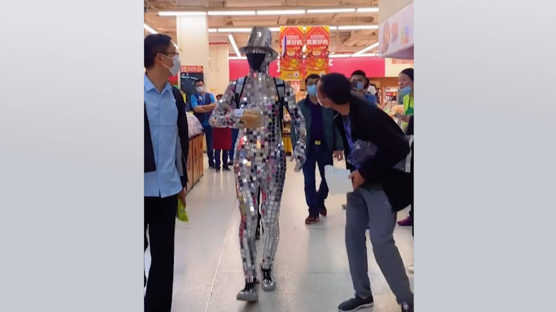 张霓|太科幻了！小伙穿特制亮片服装扮演机器人购物，被很多人误以为真