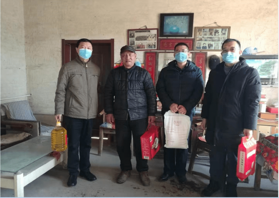 新春佳节来临之际,山东移动德州分公司工会一行来到武城县小刘庄村